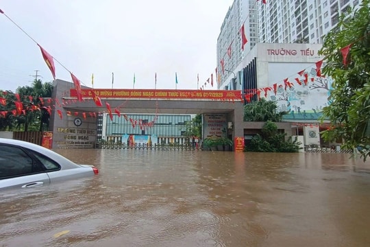 Loạt trường học ở Hà Nội phát thông báo khẩn vì "đường ngập như sông"