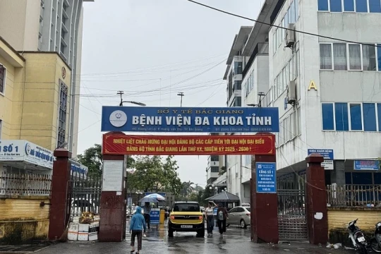 Bệnh viện ở Bắc Ninh tạm đình chỉ 3 nhân viên vụ xe cứu thương thu 21 triệu đồng