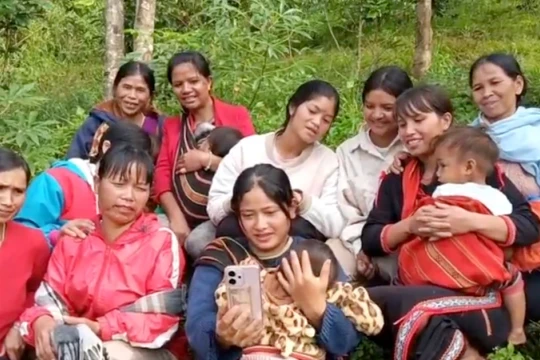 Con chữ về với bản làng