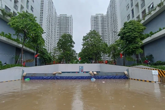 Nhiều khu chung cư Hà Nội thành 'ốc đảo' sau mưa lớn, dân dựng đập ngăn nước tràn vào hầm