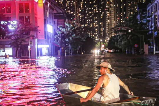 24 giờ mất điện, nước: Hàng trăm hộ dân ở 'làng' biệt thự triệu đô Hà Nội thắp đèn dầu, loay hoay 'chạy' ngập