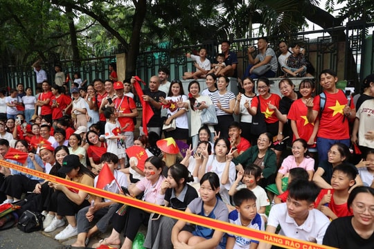Đây là vị trí hàng chục điểm gửi xe gần khu vực diễu binh nhất, người dân phải xem ngay