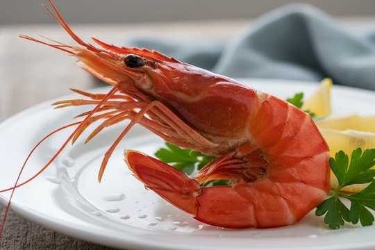 Đường chỉ đen trên lưng tôm chứa gì mà chuyên gia khuyên nên loại bỏ?