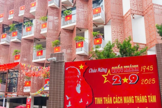 Nhiều màn hình LED ở trường học phục vụ người dân xem diễu binh