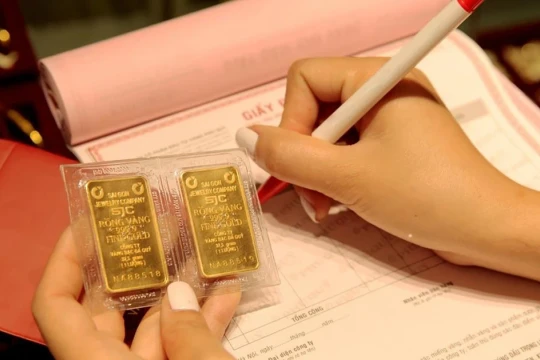 Giá vàng lại 'nóng': Nhiều rủi ro phía sau 'con sóng'