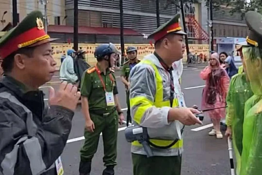 Công an phường Ba Đình xử lý 5 trường hợp 'bán chỗ' xem diễu binh, diễu hành