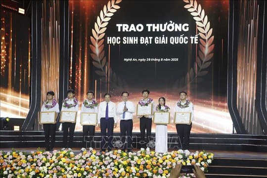 Tuyên dương 195 học sinh đạt giải quốc tế, quốc gia và học sinh đạt điểm cao tại Kỳ thi tốt nghiệp THPT 2025