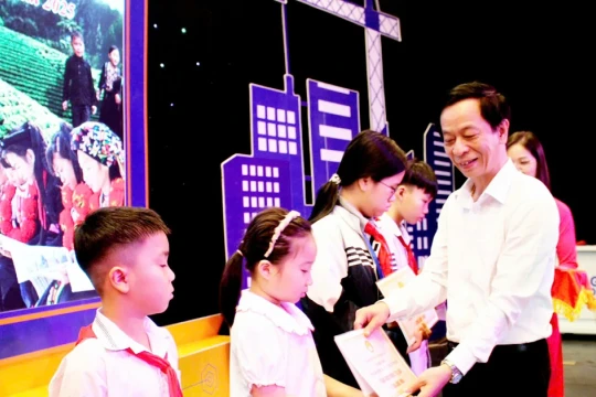 Giúp học trò hoàn cảnh khó khăn vững tâm đến trường
