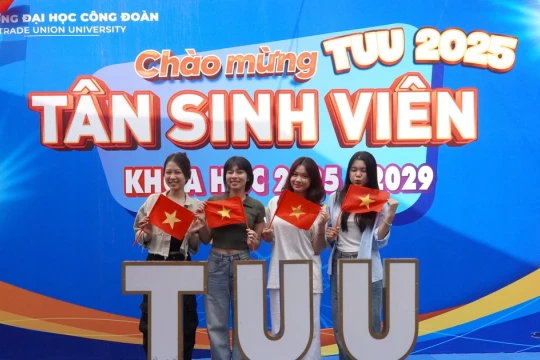 Không khí rộn ràng ngày nhập học của tân sinh viên Trường ĐH Công đoàn