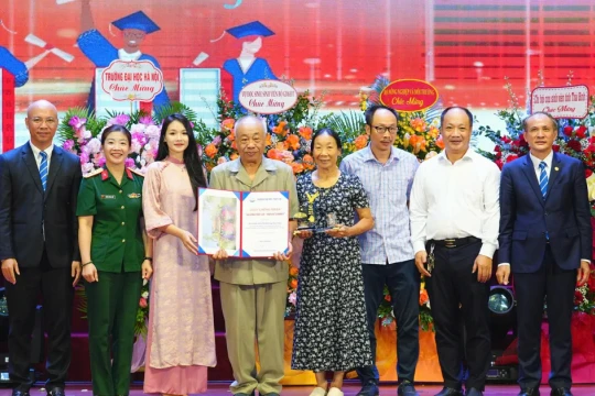 4 gia đình người nước ngoài nhận danh hiệu 'Gia đình Thủy lợi'
