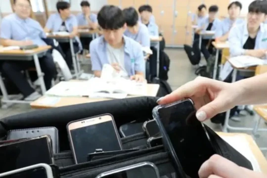 Hàn Quốc cấm smartphone trong giờ học