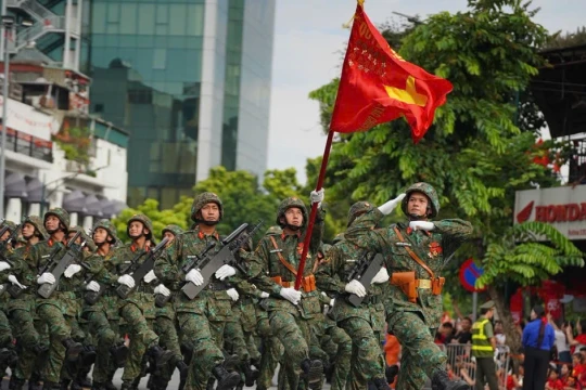 Những bước chân hùng dũng người chiến sĩ dưới cờ Tổ quốc