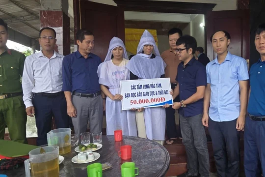 Trao nóng 50 triệu đồng tới gia đình có 2 vợ chồng tử vong do ngạt khí