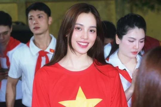 Tiểu Vy cùng Bảo Ngọc vinh dự tham gia diễu hành tại Quảng trường Ba Đình