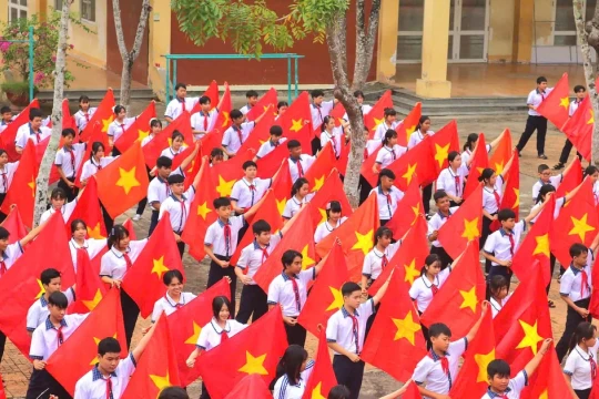 Học sinh Cần Thơ phủ đỏ sân trường mừng Quốc khánh