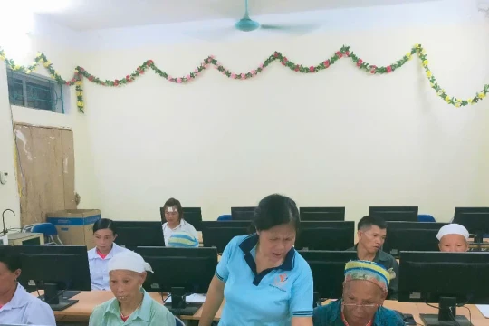Cụ bà 68 tuổi xin đi học lớp xóa mù chữ