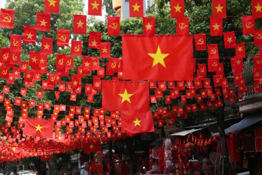 Hà Nội rợp trời sắc đỏ mừng Quốc khánh