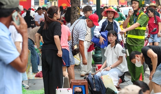 Hàng ngàn người dân "cắm chốt" chờ xem diễu binh A80, Công an Hà Nội liên tục nhắc nhở
