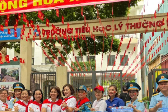 Trường học Hà Nội phát nước miễn phí và đón người dân xem A80