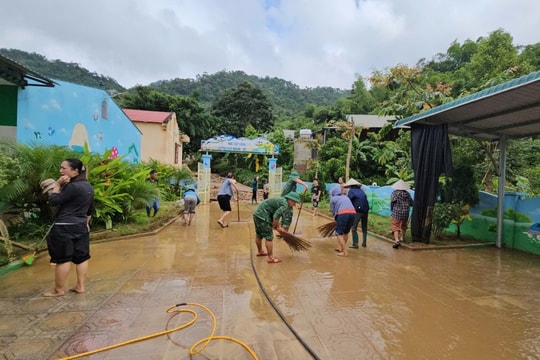 Thầy cô, chiến sĩ đội mưa dọn bùn đất chuẩn bị cho ngày khai giảng