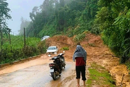 Đất trên núi bất ngờ đổ ập xuống 3 ô tô đang chạy trên đường