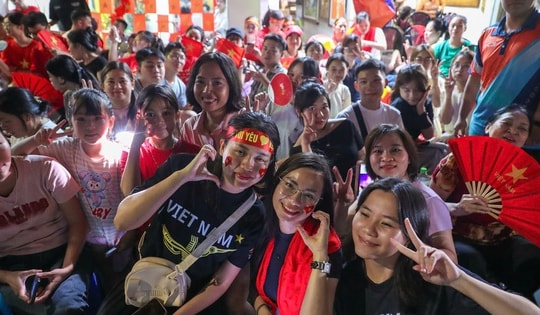 "Đêm trắng" của hàng trăm ngàn người dân háo hức chờ xem diễu binh A80