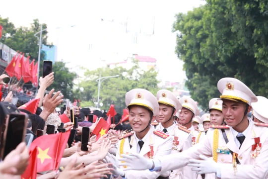 Khối chiến sĩ Công an nhân dân giao lưu với người dân sau diễu binh, diễu hành A80