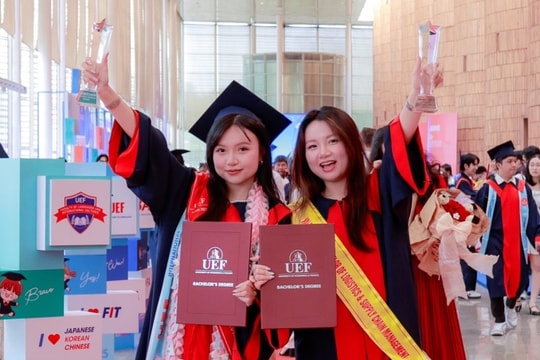 Chị em song sinh cùng tốt nghiệp thủ khoa