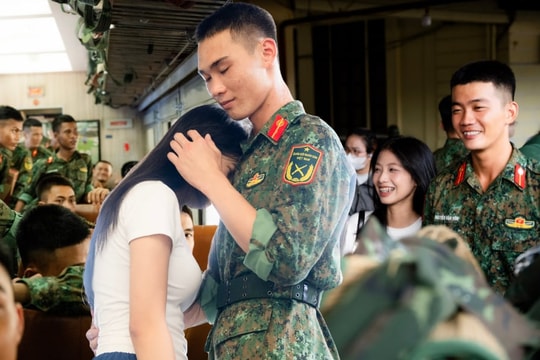 Cảnh tượng đặc biệt tại ga Hà Nội sáng 3/9: Người dân bịn rịn chia tay cán bộ, chiến sĩ miền Nam sau khi hoàn thành nhiệm vụ A80