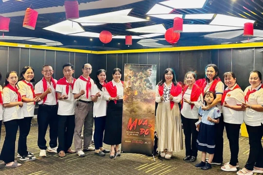 Thầy cô giáo tiểu học thắp lửa yêu nước qua phim 'Mưa đỏ'