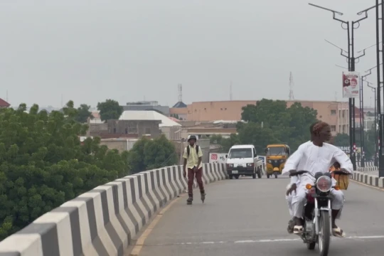 Nigeria: Học sinh trượt patin đến trường để tiết kiệm chi phí