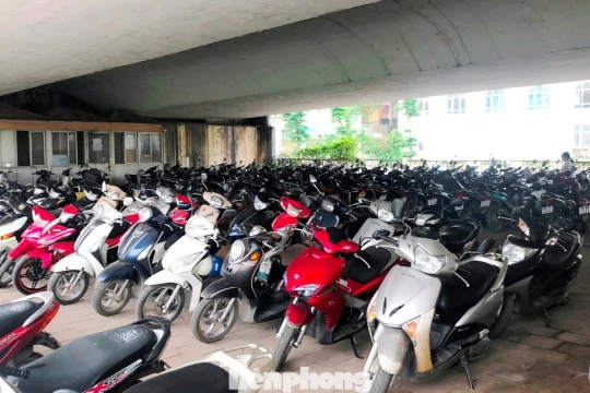 Cận cảnh các gầm cầu Hà Nội 'phủ kín' bãi ô tô, xe máy
