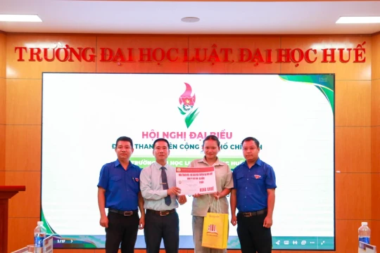 Đồng hành cùng nữ sinh viên Luật Huế vượt khó, viết tiếp ước mơ tri thức