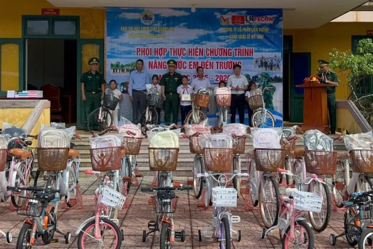 Trao hàng chục xe đạp đến học sinh khó khăn vùng biên giới biển ở Quảng Trị