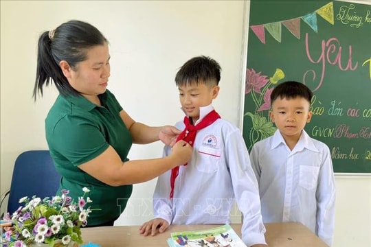 Năm học mới 2025-2026: Thầy trò đảo Trần 'gieo' chữ giữa trùng khơi