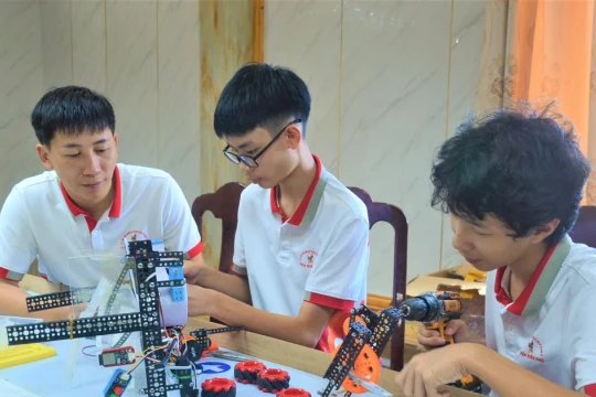 Thầy trò vùng cao khát vọng làm chủ công nghệ