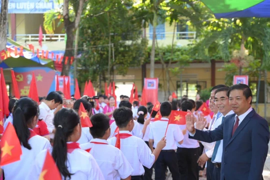 Ngày tựu trường, lãnh đạo Đà Nẵng trực tiếp đón học sinh