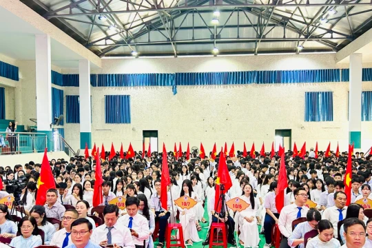 Trường THPT Nguyễn Huệ: Sáu thập kỷ vững bước, tự hào thương hiệu giáo dục