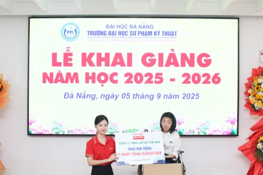 Quà tặng đặc biệt cho nữ sinh Trường ĐH Sư phạm Kỹ thuật Đà Nẵng giàu nghị lực