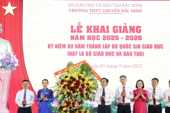 Lãnh đạo tỉnh Bắc Ninh chung vui cùng thầy trò trong lễ khai giảng