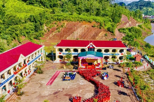 Gom từng đồng tiền lẻ, thầy trò nơi biên giới Nà Hỳ 'vun' tương lai từ 'lợn đất'