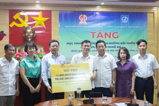 NXB Giáo dục Việt Nam trao tặng SGK cho trường học ở Nghệ An