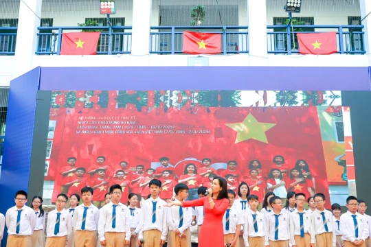Học sinh thi hát tiếng Anh khởi động năm học mới