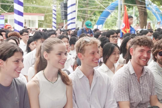 Sinh viên trao đổi quốc tế hào hứng dự lễ khai giảng tại Việt Nam