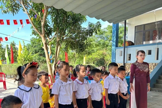 Học sinh trên đảo Cồn Cỏ ngân vang Quốc ca trong ngày khai giảng