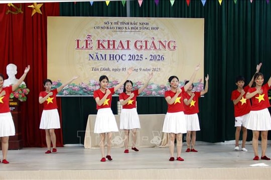 Ấm áp lễ khai giảng của trẻ khuyết tật nghe nói