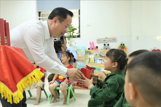 Đồng hành cùng thầy trò xã đảo duy nhất của Thủ đô trong năm học mới