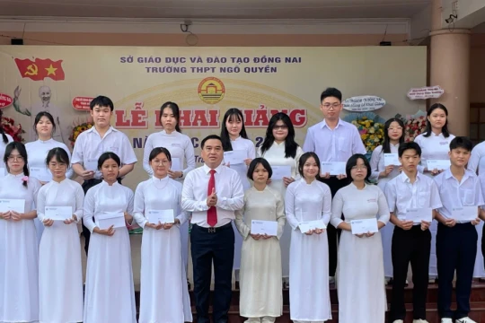 Trường THPT Ngô Quyền tặng học bổng cho học sinh xuất sắc trong lễ khai giảng
