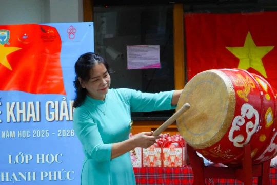 Tiếng trống thắp lửa hi vọng ở 'lớp học hạnh phúc' cho các bệnh nhi