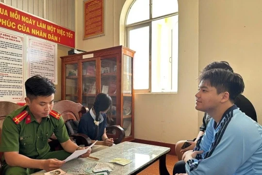 Hai học sinh ở Đồng Tháp trả lại ví tiền nhặt được cho người đánh rơi
